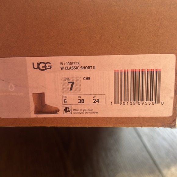 UGG Women’s Classic Short II boots - Picture 10 of 10